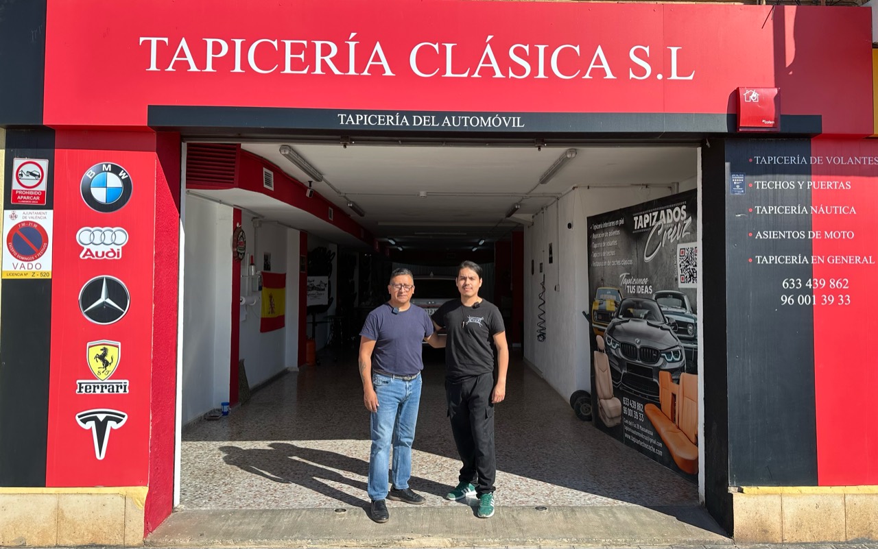 Dos profesionales de Tapicería Clásica frente al taller
