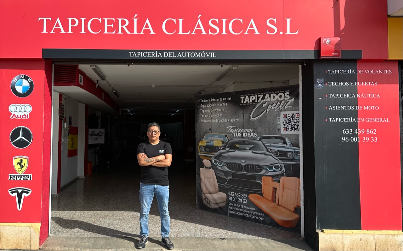 El profesional de Tapicería Clásica frente al taller