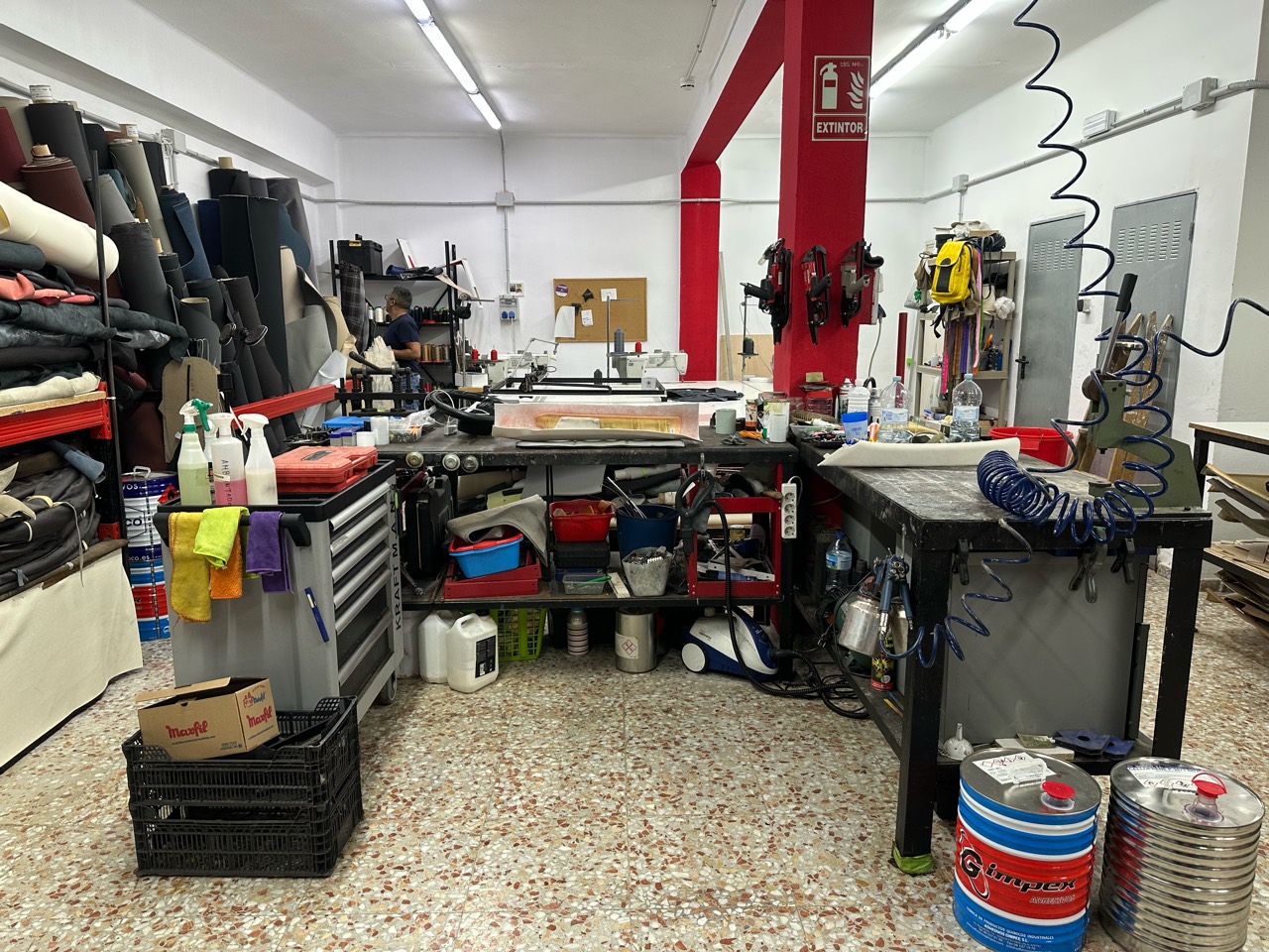 Vista de las mesas de trabajo y los materiales del taller